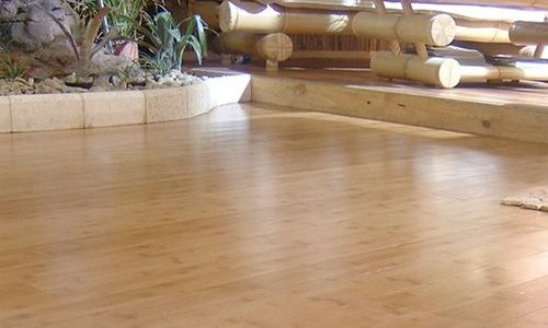 Cómo mantener la humedad en los pisos de bambú con el uso del